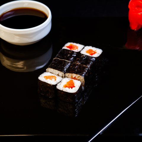 Маки с лососем