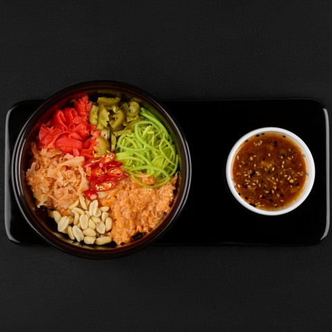 Поке острый лосось