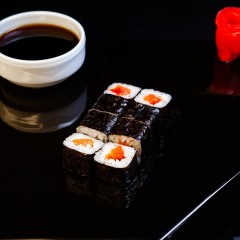 Маки с лососем