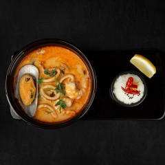 Том ям с морепродуктами