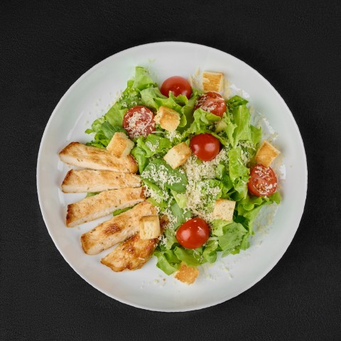 Салат Цезарь с курицей