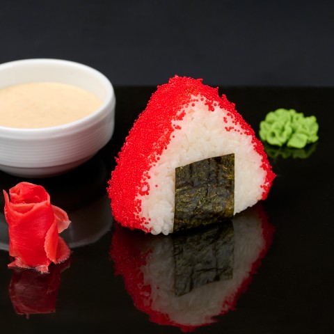 Онигири с лососем