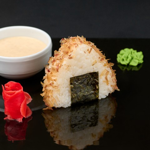 Онигири с тунцом