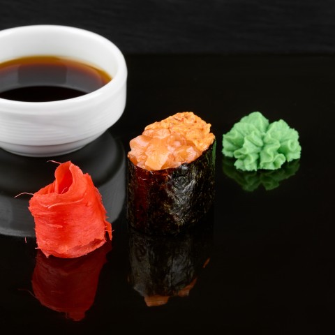 Гункан с лососем