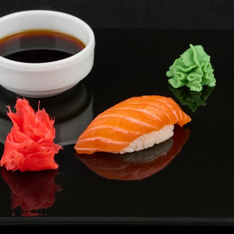 Суши с лососем